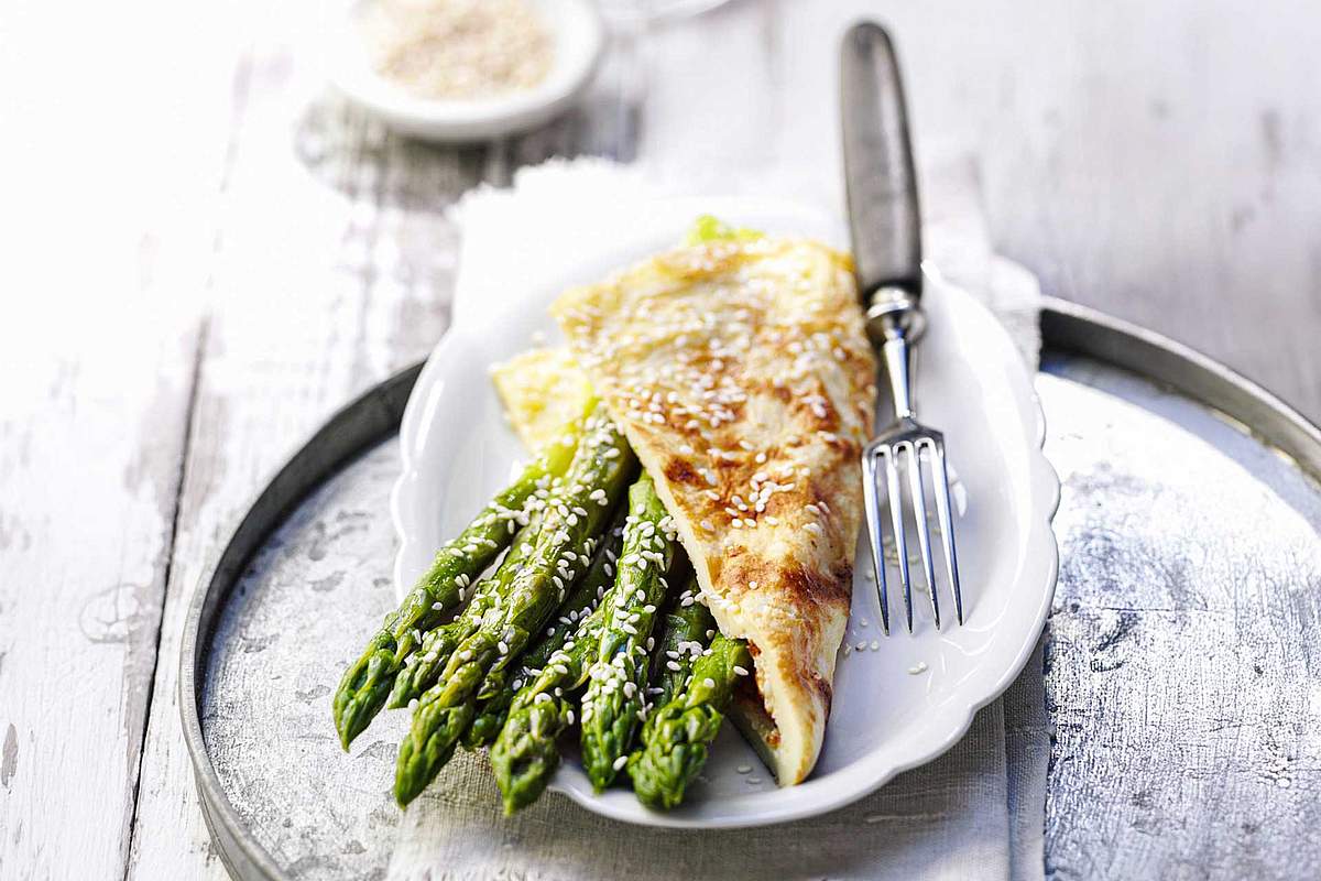 Sesamspargel mit Crêpe Rezept Sesamspargel mit Crêpe