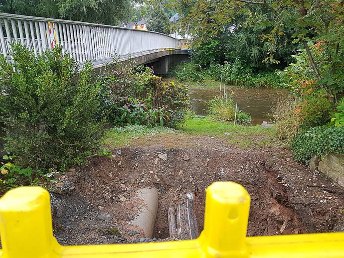 Eine Spühlbohrung hilft den Stadtwerken Bayreuth dabei, die Trinkwasserleitung unter der Steinach zu erneuern.