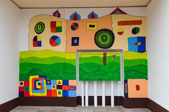 Grundschüler und Kindergartenkinder aus St. Johannis haben die Haltestelle ‚Ochsenhut‘ der Stadtwerke Bayreuth bemalt Grundschüler und Kindergartenkinder aus St. Johannis haben die Haltestelle ‚Ochsenhut‘ der Stadtwerke Bayreuth bemalt