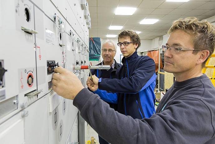 Mitarbeiter der Stadtwerke Bayreuth modernisieren die Stromstation in der OpernstraÃŸe