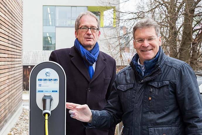 Stadtwerke und Uni eröffnen Ladesäule