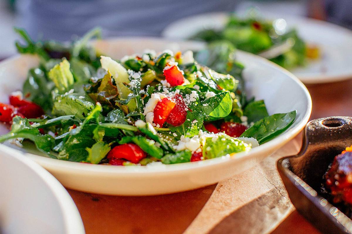 Spinatsalat mit Erdbeeren und fruchtigem Balsamicodressing