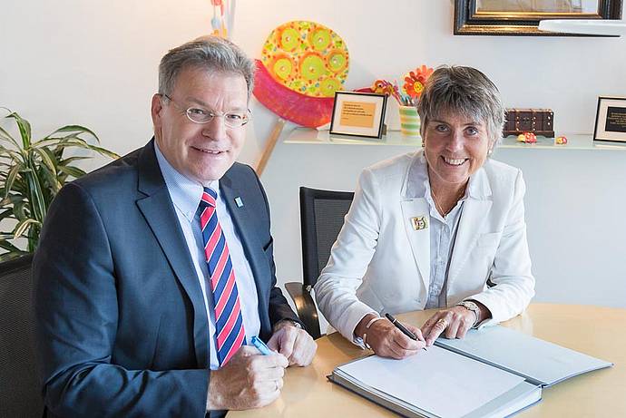 Oberbürgermeisterin Brigitte Merk-Erbe und Stadtwerke-Geschäftsführer Jürgen Bayer unterzeichnen die Verträge