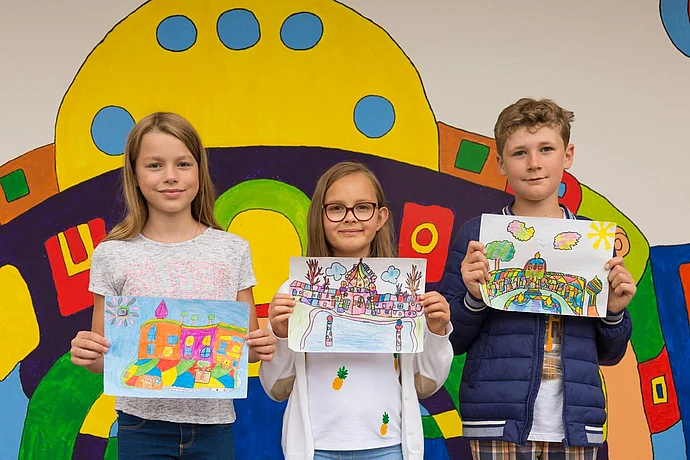 Kinder bemalen die Bushaltestelle Kinder bemalen die Bushaltestelle