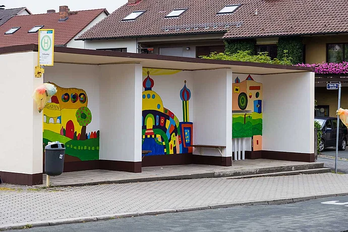 Bushaltestelle St. Johannis im Hundertwasser-Stil Bushaltestelle St. Johannis im Hundertwasser-Stil