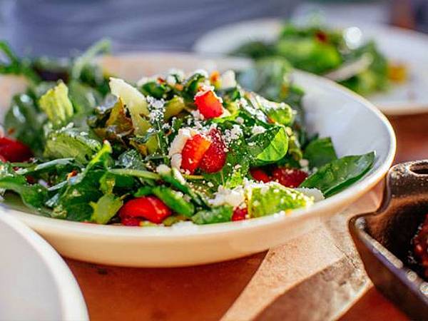 Spinatsalat mit Erdbeeren und fruchtigem Balsamicodressing