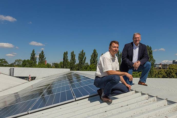 PV-Anlage der Stadtwerke Bayreuth auf dem Dach des Parkhauses Oberfrankenhalle