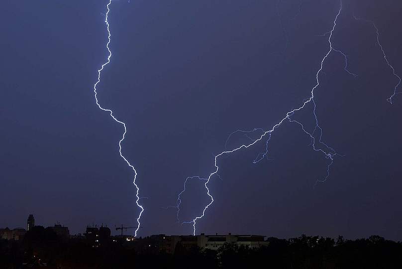 Blitze bei nächtlichem Gewitter