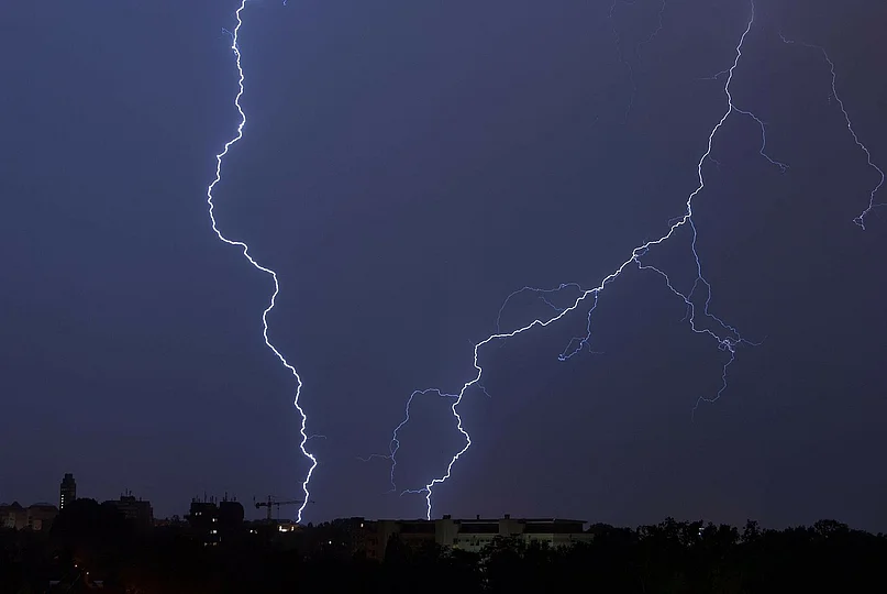 Blitze bei nächtlichem Gewitter