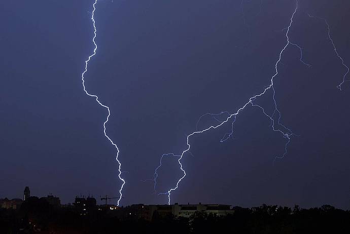 Blitze bei nächtlichem Gewitter