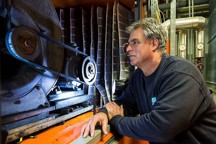 Thomas Schmeer im Technikraum des Stadtbades