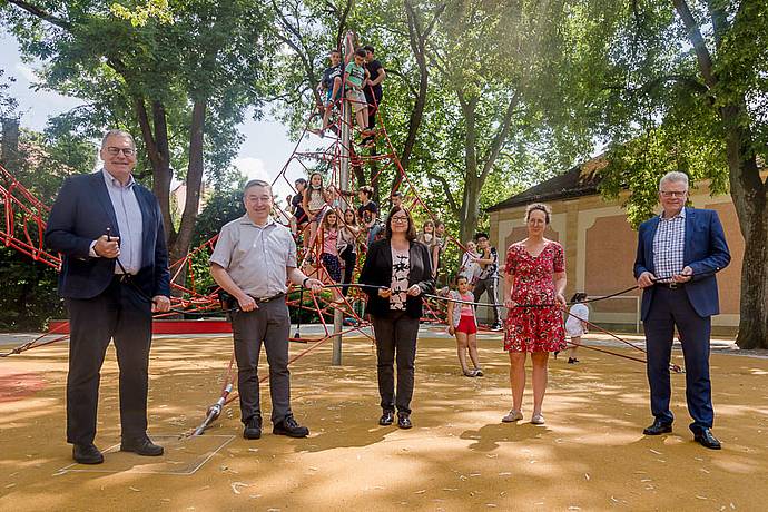 Stadtwerke Bayreuth: Glasfaser für die Luitpold Schule