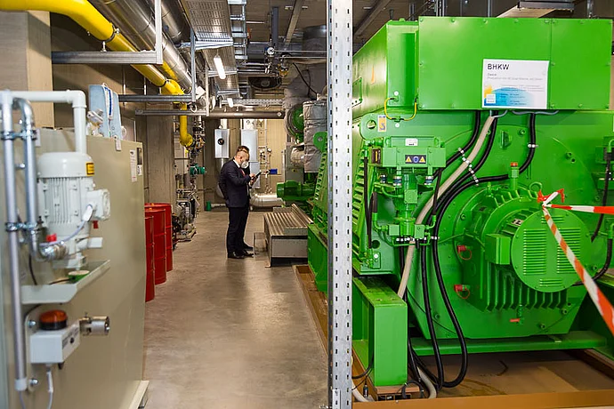 Technische Pionierleistung: In Bayreuth geht bundesweit das erste innovative Kraft-Wärme-Kopplungs-System (iKWKS) in den Probebetrieb Technische Pionierleistung: In Bayreuth geht bundesweit das erste innovative Kraft-Wärme-Kopplungs-System (iKWKS) in den Probebetrieb