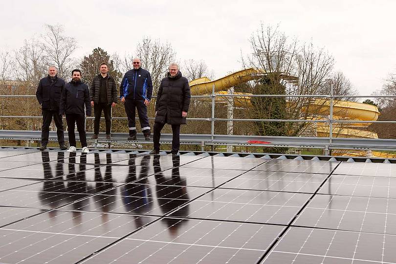 Stadtwerke Bayreuth installieren PV-Anlage auf dem Kreuzsteinbad