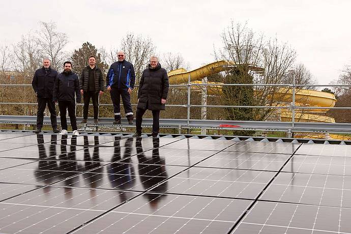 Stadtwerke Bayreuth installieren PV-Anlage auf dem Kreuzsteinbad