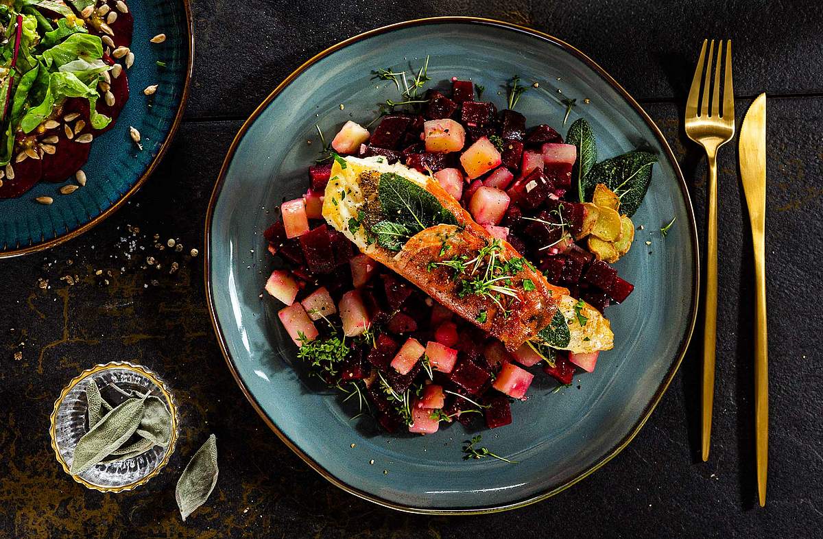 Zander-Saltimbocca auf Roter Bete Zander-Saltimbocca auf Roter Bete