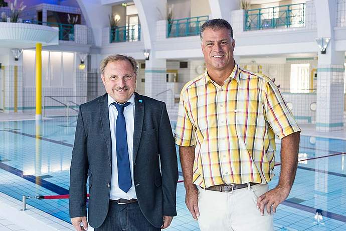 Harald Schmidt, Bäderleiter bei den Stadtwerken (l.) und Thomas Schmeer, Leiter des Stadtbades (r.)