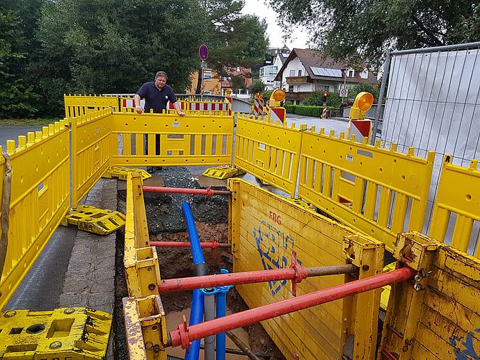 Eine Spühlbohrung hilft den Stadtwerken Bayreuth dabei, die Trinkwasserleitung unter der Steinach zu erneuern.