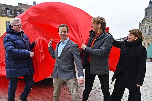 Gemeinsam mit der Stadt enhüllen die Stadtwerke einen Bus für das Wagner-Jubiläum 2026