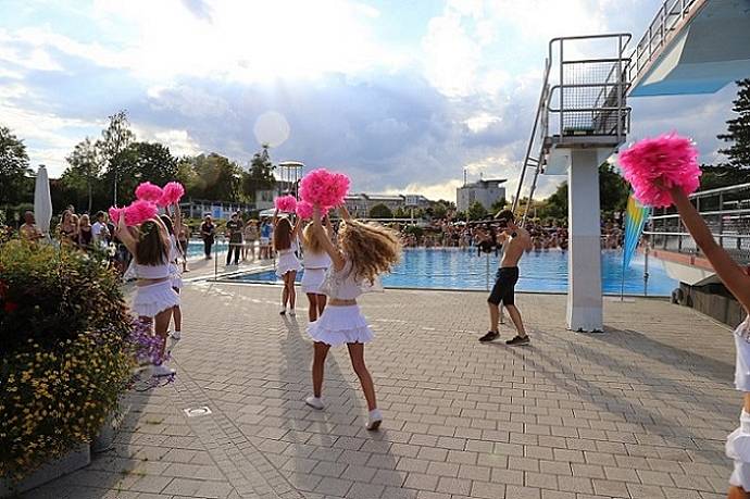 Die Diamonds Cheerdancers beim Kreuzer-Summer-Jump