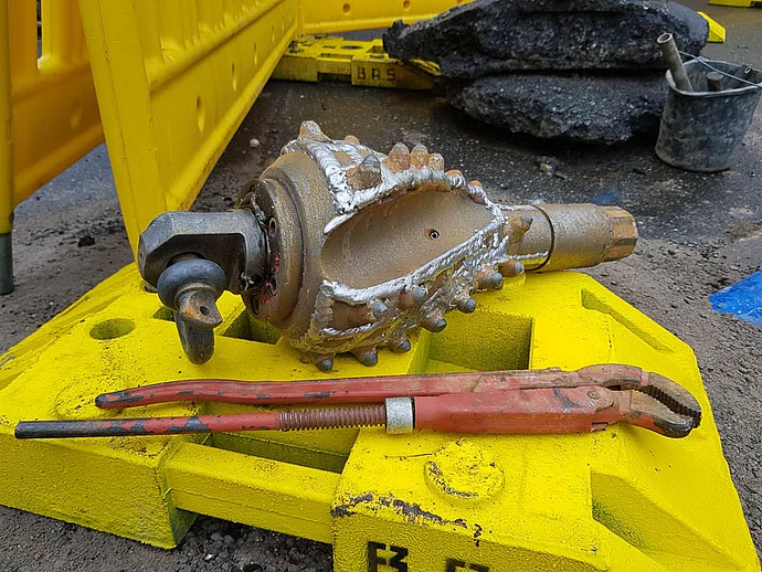 Eine Spühlbohrung hilft den Stadtwerken Bayreuth dabei, die Trinkwasserleitung unter der Steinach zu erneuern. Eine Spühlbohrung hilft den Stadtwerken Bayreuth dabei, die Trinkwasserleitung unter der Steinach zu erneuern.