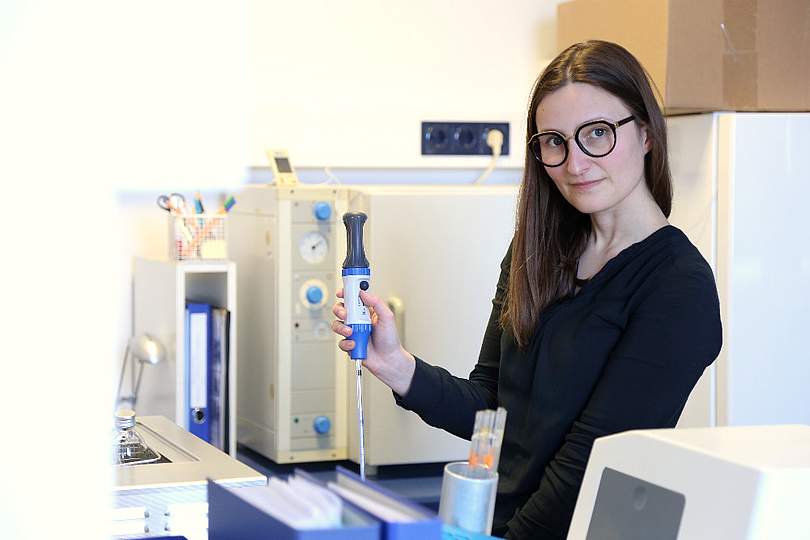 Helena Skrobranek überprüft die Wasserqualität