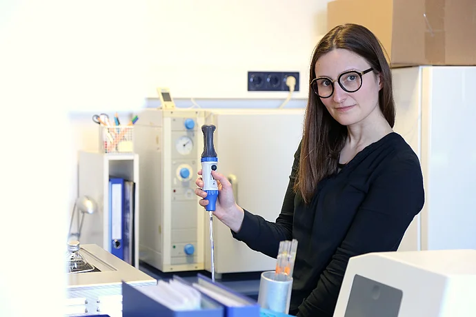 Helena Skrobranek überprüft die Wasserqualität