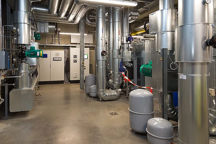 Technische Pionierleistung: In Bayreuth geht bundesweit das erste innovative Kraft-Wärme-Kopplungs-System (iKWKS) in den Probebetrieb Technische Pionierleistung: In Bayreuth geht bundesweit das erste innovative Kraft-Wärme-Kopplungs-System (iKWKS) in den Probebetrieb