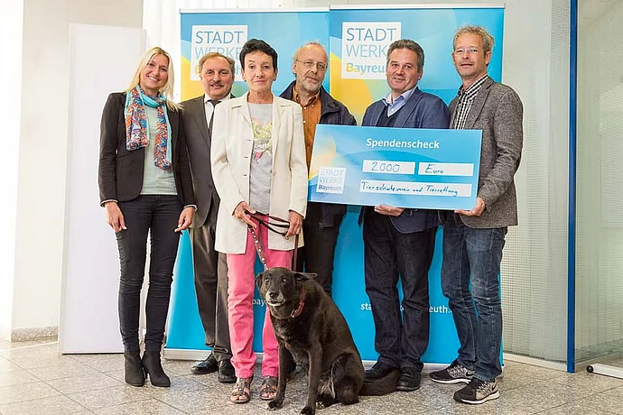 Spende vom Hundebadetag der Stadtwerke Bayreuth im Kreuzsteinbad Stadtwerke Bayreuth übergeben 2.000 Euro an den Bayreuther Tierschutz. Die Einnahmen stammen aus den Erlösen des Hundebadetages.