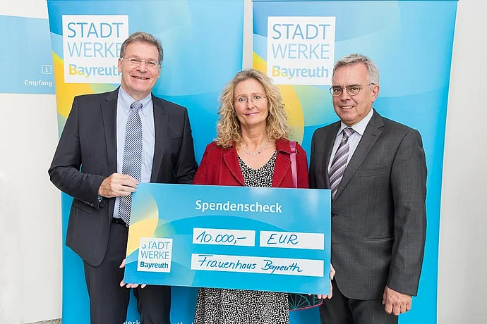 Die Stadtwerke Bayreuth spenden 10.000 Euro an das Frauenhaus Bayreuth