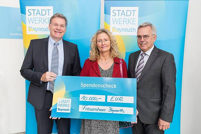 Die Stadtwerke Bayreuth spenden 10.000 Euro an das Frauenhaus Bayreuth