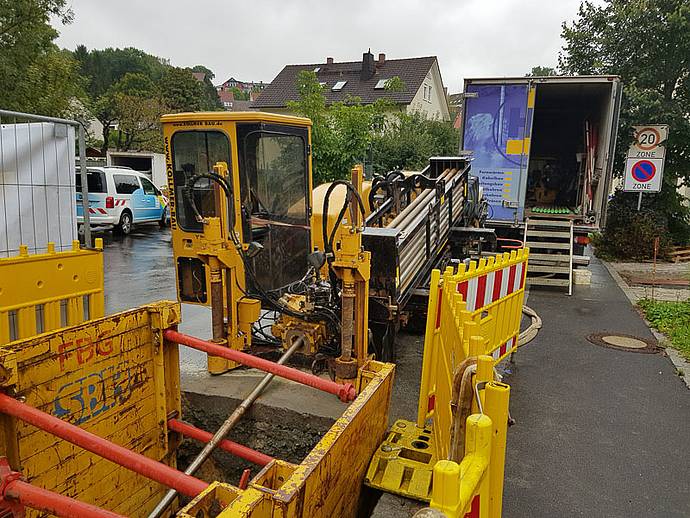 Eine Spühlbohrung hilft den Stadtwerken Bayreuth dabei, die Trinkwasserleitung unter der Steinach zu erneuern.