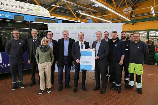 Wirtschaftsminister Hubert Aiwanger überreicht Förderung für Wasserstofftankstelle an Stadtwerke Bayreuth