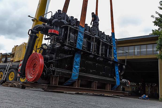 35-Tonnen-Dieselmotor wird abgeholt