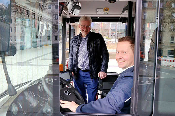 Ticketkontrolle vorn beim Fahrer gibt es in den Bussen der Stadtwerke nur noch nach 20 Uhr sowie an Sonn- und Feiertagen.