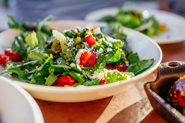 Spinatsalat mit Erdbeeren und fruchtigem Balsamicodressing